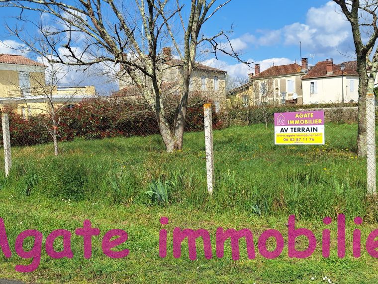 VILLANDRAUT TERRAIN CONSTRUCTIBLE DE 815 M2