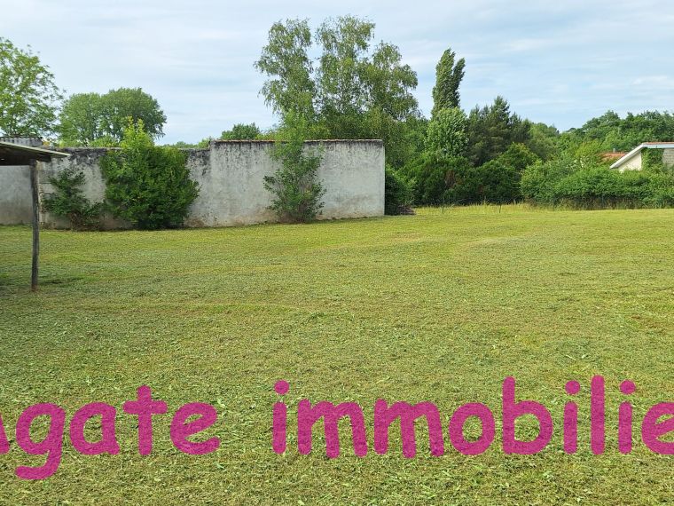 TERRAIN CONSTRUCTIBLE AVEC GRANGE A NOAILLAN