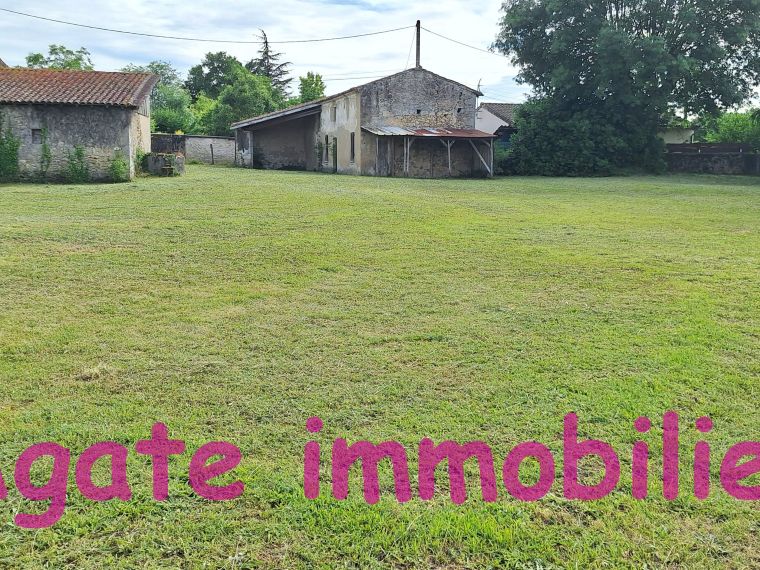 TERRAIN CONSTRUCTIBLE AVEC GRANGE A NOAILLAN