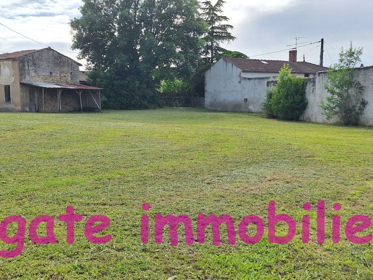 TERRAIN CONSTRUCTIBLE AVEC GRANGE A NOAILLAN